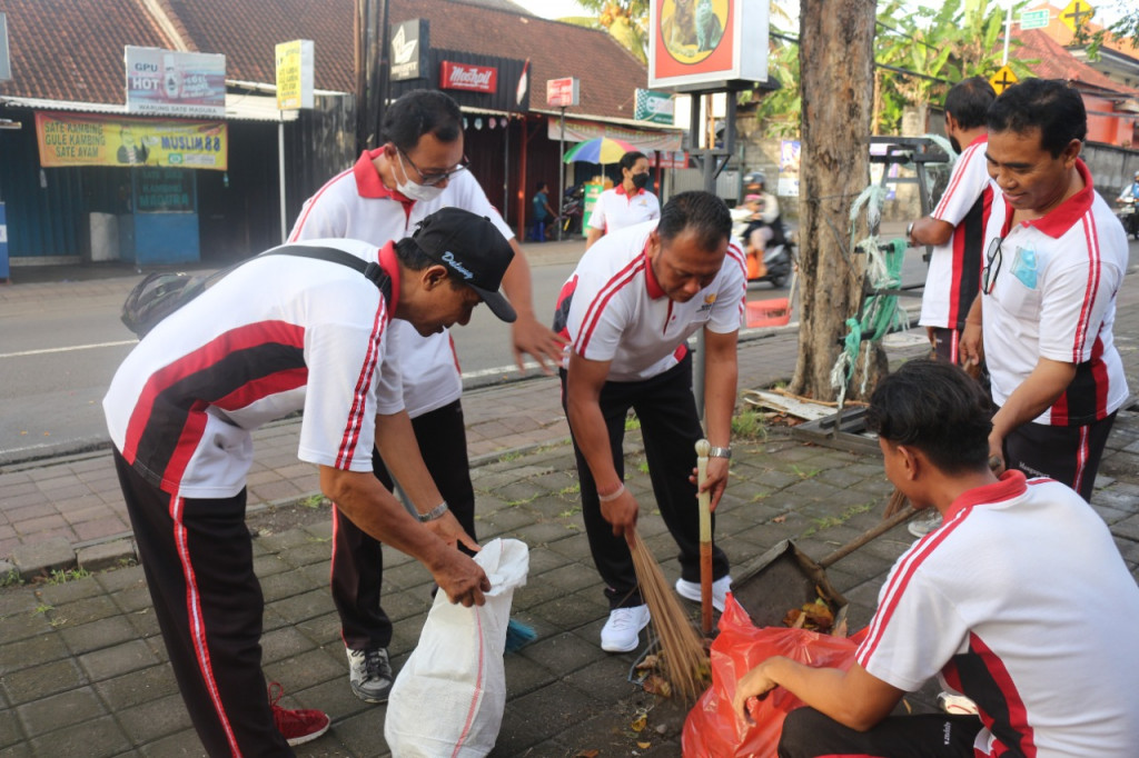Maknai Rahina Tumpek Wayang Melalui Kegiatan “Resik Lingkungan” di Desa Dalung